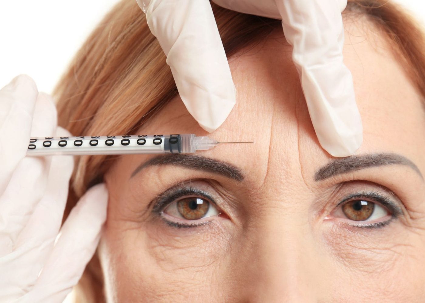 Lisser le visage avec les injections anti-rides
